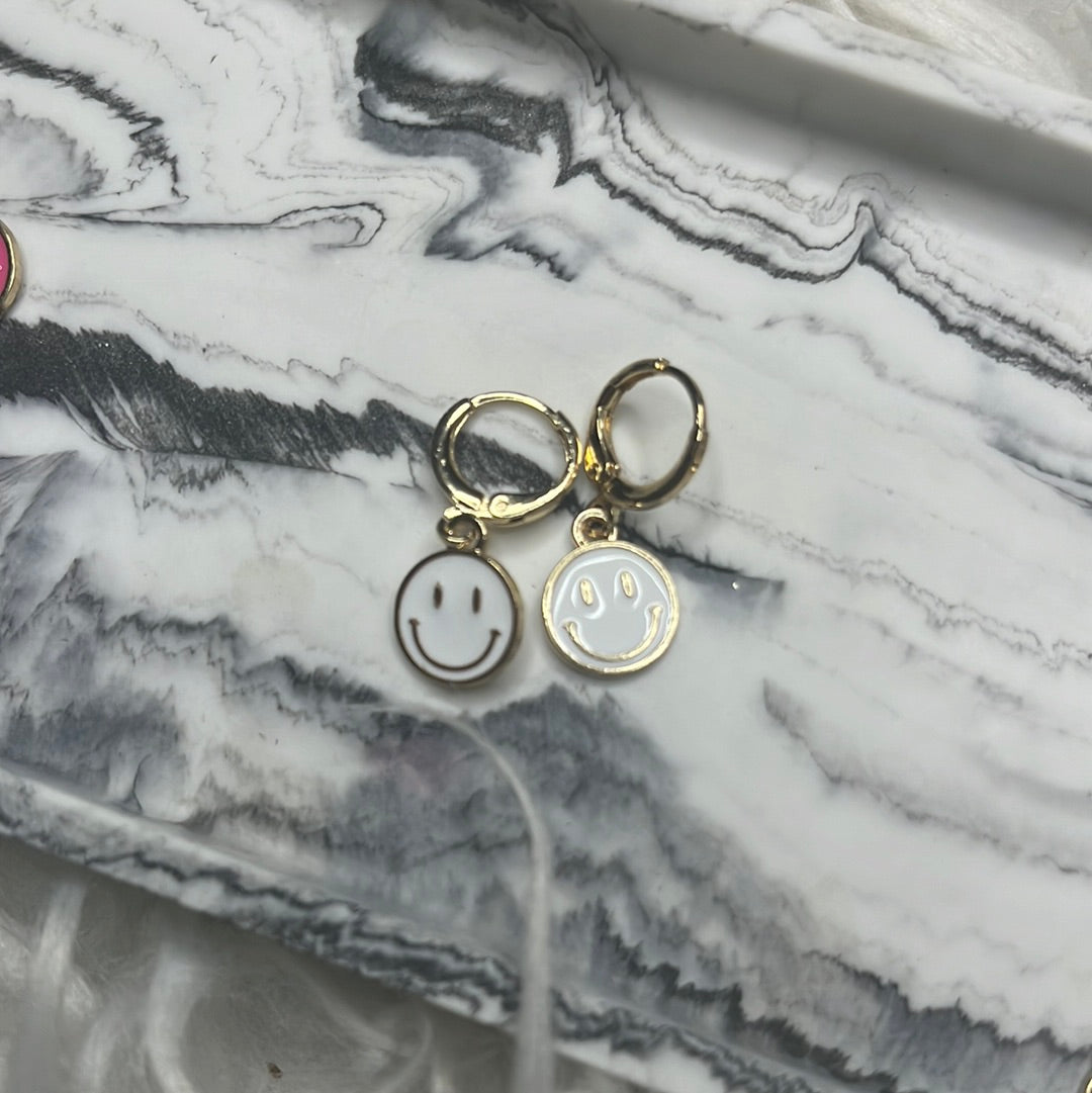 Smiley face hoop Earrings/Arretes
